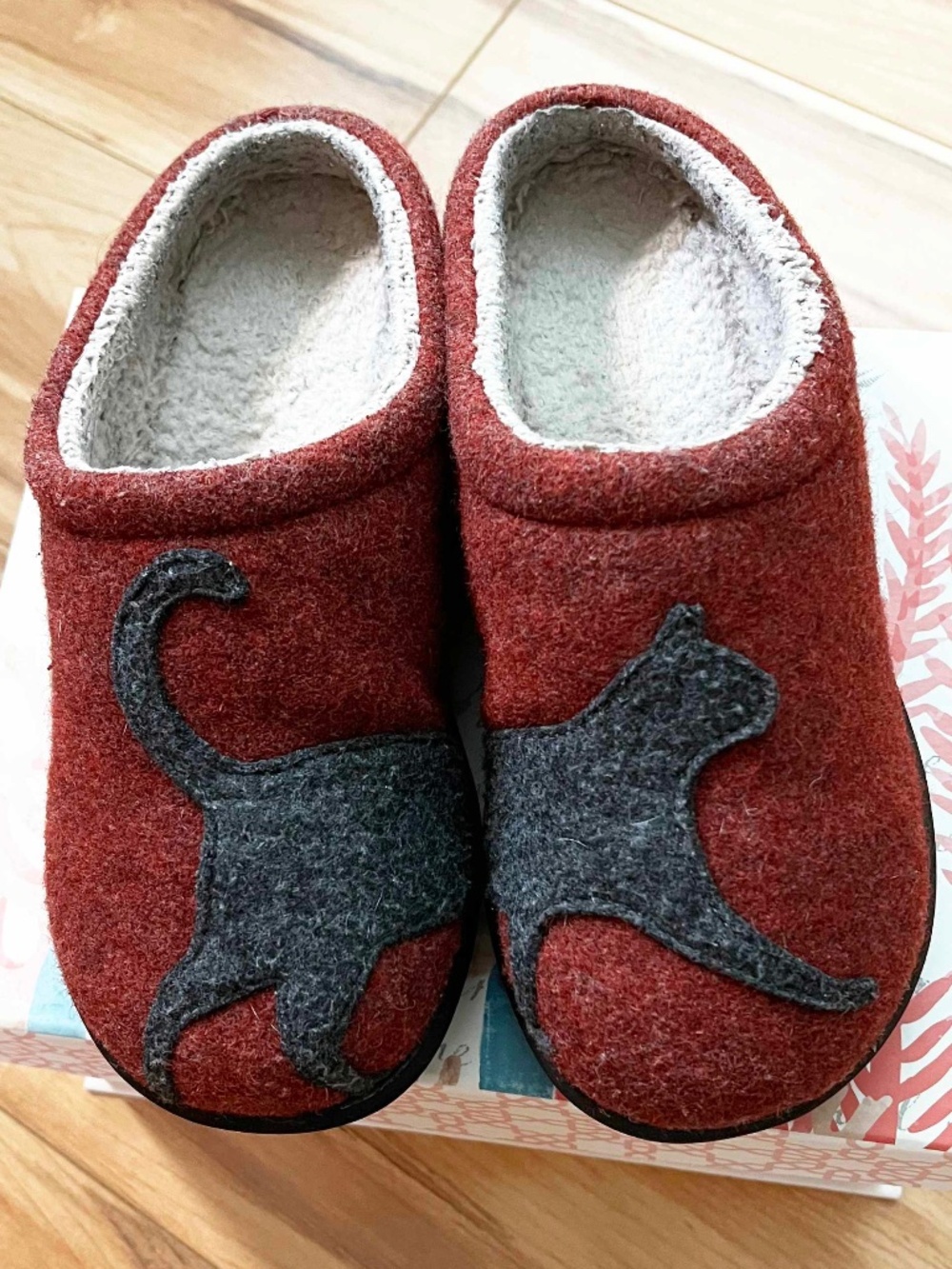 L.L. Bean Daybreak Scuffs Red/Gray Cat Motif Slippers, Women's Size 6 M